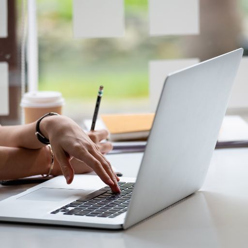 emprendedora creando contenido para dar visibilidad a su negocio online emprendedora creando contenido para dar visibilidad a su negocio online