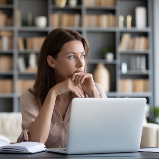 emprendedora tomando decisiones con criterio en su negocio online emprendedora tomando decisiones con criterio en su negocio online