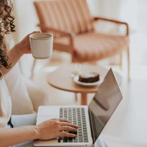 espacio de trabajo equilibrado que refleja un negocio online sostenible espacio de trabajo equilibrado que refleja un negocio online sostenible