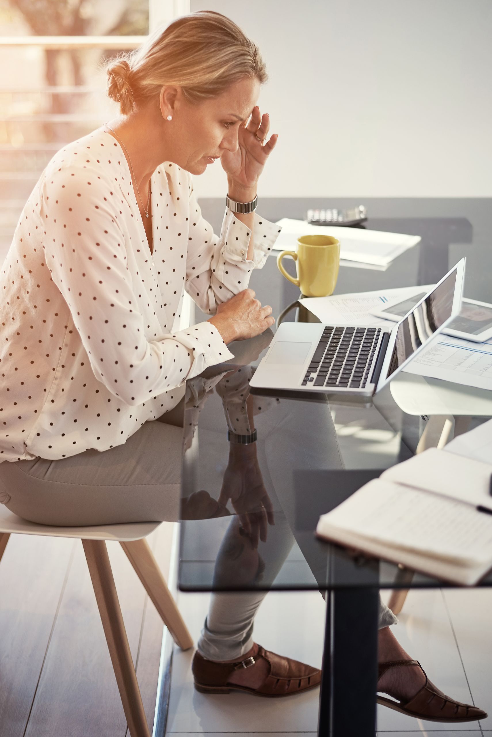 mujer-emprendedora-ideas-sin-estructura emprendedora con muchas ideas pero sin una estructura clara en su negocio online